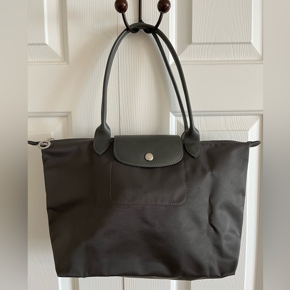 Longchamp Le Pliage Neo Medium with Long Handles in Gray with Silver Hardware
